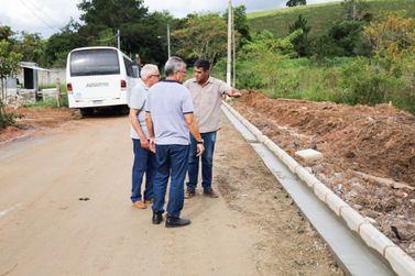 Prefeito de PA vistoria obras de revitalização na estrada do bairro Cabritas