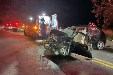 Carro bate em caminhão e criança de 2 anos é arremessada e morre no Sul de Minas