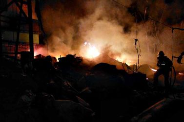 Fogo destrói galpão de reciclagem no São Geraldo. Rojão teria provocado incêndio