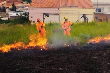 Incêndio queima 8 mil m2 de pasto em área próxima ao Hospital Escola de Itajubá
