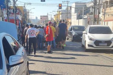 Motociclista empina moto e atropela pedestre no bairro São Geraldo. Veja vídeo