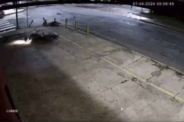 Vídeo mostra colisão entre carro e moto. Piloto foi arremessado a vários metros