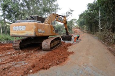 Estrada de ligação entre Horto Florestal e BR-459 recebe obras de revitalização