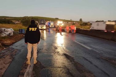 Caminhão bate em ponte, derrama carga de óleo e fecha Fernão Dias por 4 horas