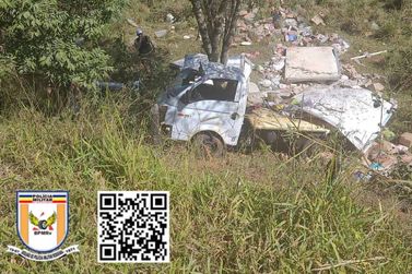 Condutor tenta ultrapassagem, capota caminhão e morre na MG-459 em Monte Sião