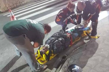Vereador Hélio da Van sofre acidente com moto em rua central de Pouso Alegre