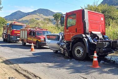Vítima do sexo masculino morta em colisão entre automóvel e caminhão em Itajubá
