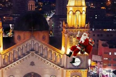 Papai Noel descer&aacute; torre da Catedral de rapel na noite de s&aacute;bado em Pouso Alegre