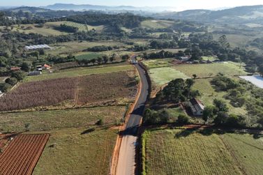 Estrada do Massaranduba em Pouso Alegre recebe mais 2,5 quil&ocirc;metros de pavimenta&ccedil;&atilde;o