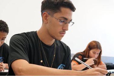 Estudantes da rede estadual recebem aulas gratuitas para enfrentar provas do Enem