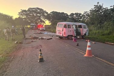 Kombi que levava trabalhadores para Fazenda Magazine Luiza capota. Um morre no local
