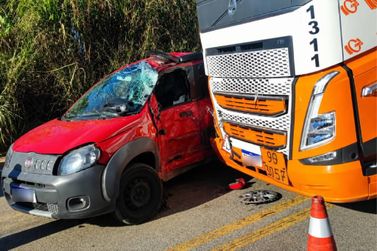 Colis&atilde;o de carreta e Fiat Uno deixa motorista presa &agrave;s ferragens na rodovia MG-290