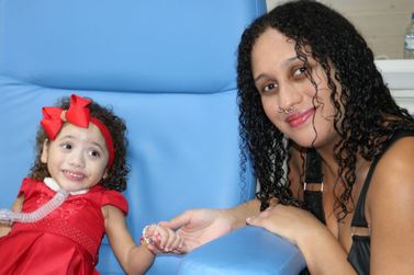 Crian&ccedil;a que viveu em hospital desde o nascimento recebe alta e despedida emociona