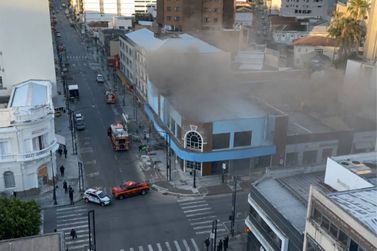 Loja do Magazine Luiza pega fogo no Centro de Po&ccedil;os de Caldas nesta quarta-feira