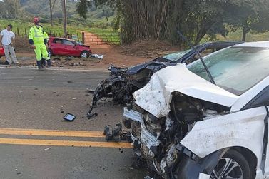 Motorista morto e dois feridos em colis&atilde;o com tr&ecirc;s ve&iacute;culos em rodovia sul-mineira