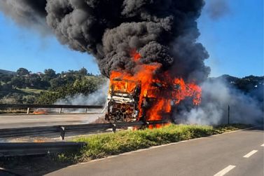 &Ocirc;nibus que transportava 46 passageiros pega fogo durante trajeto pela Fern&atilde;o Dias
