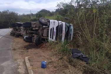 Caminh&atilde;o com carga de farinha tomba na MG-179 e motorista fica gravemente ferido