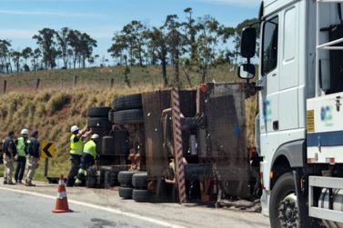 Homem morre ap&oacute;s ser atingido por pe&ccedil;as de madeira de caminh&atilde;o que tombou na BR-459