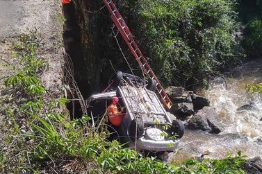 Carro cai de ponte sobre o Rio Mandu e deixa uma pessoa morta em Borda da Mata