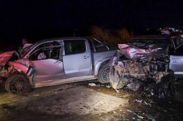 Colis&atilde;o entre duas Hilux deixa cinco feridos na MG-179, entre Alfenas e Machado