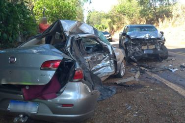 Trag&eacute;dia em rodovia sul-mineira: Siena bate em caminhonete e quatro pessoas morrem