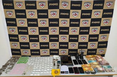 PM prende dois homens e apreende drogas, ve&iacute;culo e R$ 12 mil em Santa Rita do Sapuca&iacute;