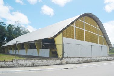 Quadra poliesportiva coberta é inaugurada no bairro Arapongal