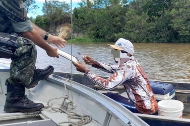 PM Ambiental flagra pesca durante a piracema em dois pontos do Rio Ribeira