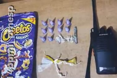 Jovem é detido por tráfico com drogas escondidas em embalagem de salgadinho