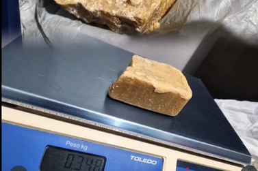 Duas pessoas são presas em flagrante com 350g de crack em carro de aplicativo