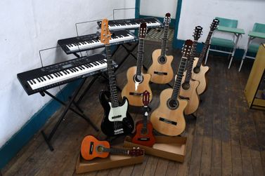 Escola das Artes recebe sete novos violões para aulas de música