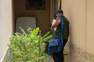 Agentes que combatem a dengue em Itatiaia recebem repelentes para uso em campo