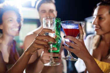 Especialista explica como o corpo reage ao &aacute;lcool e os riscos com os excessos