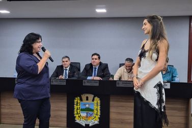 Vereadora Elis&acirc;ngela Vasconcelos presta homenagem &agrave; cantora Laila Barros 
