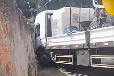 Caminh&atilde;o perde o controle e bate em muro no Centro Hist&oacute;rico de Resende