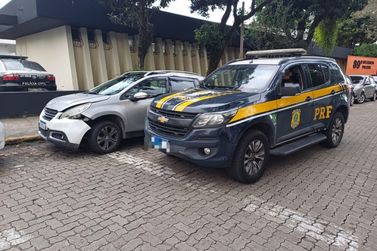 Homem &eacute; preso e ve&iacute;culo furtado em Santa Catarina &eacute; recuperado pela PRF em Resende 