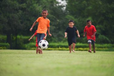 Copa do Mundo pode ser incentivo para crian&ccedil;as praticarem futebol e habilidaDES 