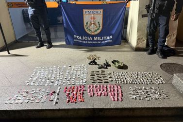 PM prende dois suspeitos, apreende uma pistola e drogas em Resende 