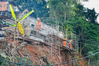 Prefeitura inicia obras de conten&ccedil;&atilde;o em encosta entre os bairros Vila Nova e Vila Moderna