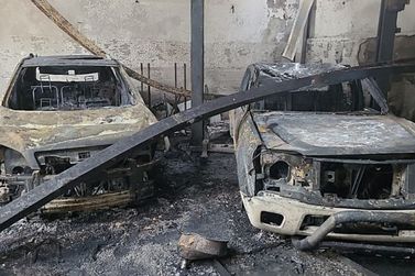 Inc&ecirc;ndio atinge centro automotivo no bairro Liberdade, em Resende