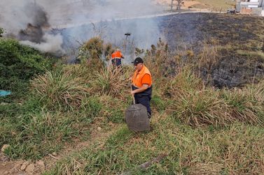 Defesa Civil de Itatiaia combate foco de inc&ecirc;ndio na Vila Pinheiro