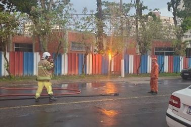Ventos provocam queda de galho de &aacute;rvore na rede el&eacute;trica e inicio de inc&ecirc;ndio em Resende