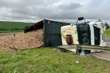 Caminhão tomba em acesso a Rodovia do Açúcar, em Rio das Pedras.