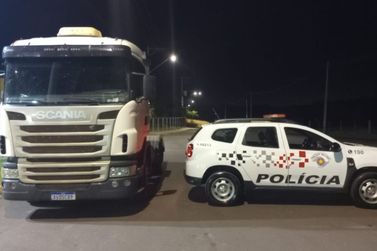 PM localiza caminhão roubado próximo ao Rio Garden Mall na noite de segunda (18)