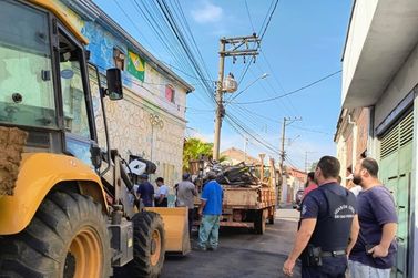 Prefeitura realiza limpeza intensa em casa de acumulador compulsivo na Rua Torta