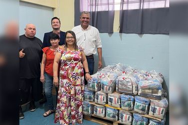 Dr. Paulo Campos e Paulinho da For&ccedil;a doam 50 cestas b&aacute;sicas para Rio das Pedras