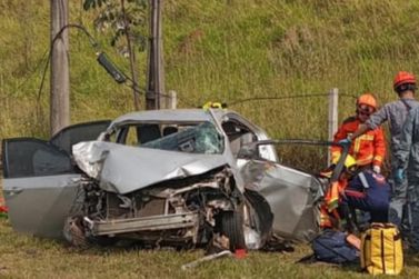 Grave acidente na Rodovia do A&ccedil;&uacute;car destr&oacute;i Corolla ap&oacute;s colis&atilde;o com poste