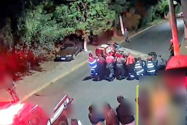 Ve&iacute;culo capota ap&oacute;s colis&atilde;o com carro estacionado em Rio das Pedras