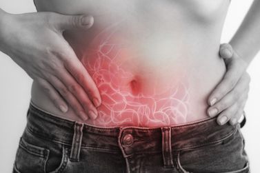 Dor nas Costas: intestino preso pode estar entre as causas.