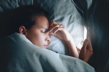 Reduzir o tempo nas telas antes de dormir pode melhorar a qualidade do sono